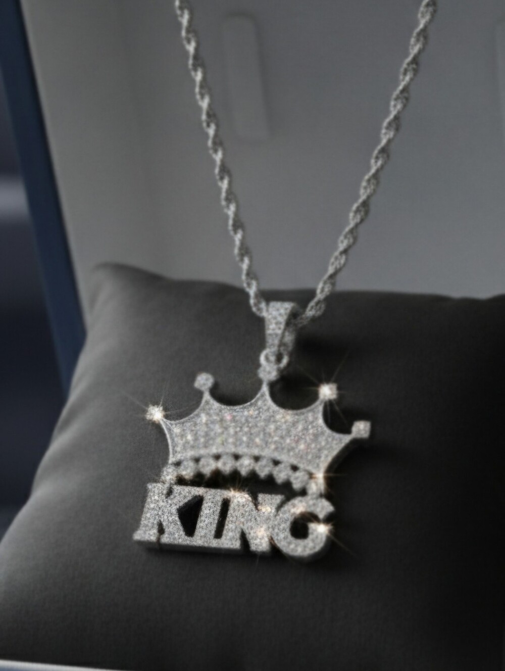 Hot King Pendant & Chain
